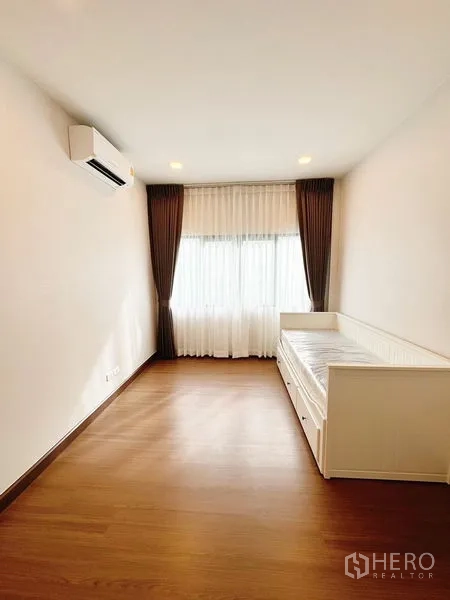 Detached House for rent in Bang Phli, Samut Prakan - Cozy secondary bedroom with daybed, wood floor and a large window.