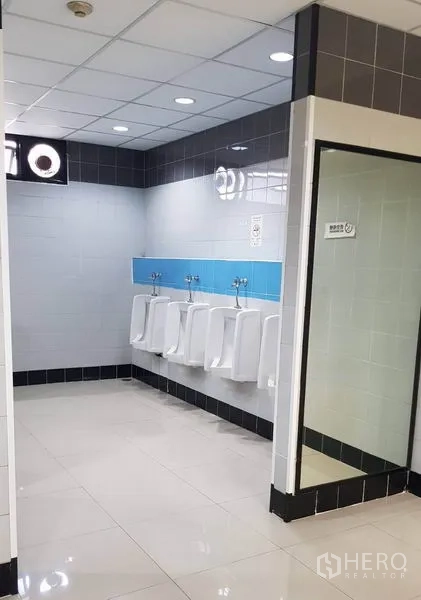 Office Space for rent in Huai Khwang, Bangkok - Clean men’s restroom with wall-mounted urinals and a blue tile accent