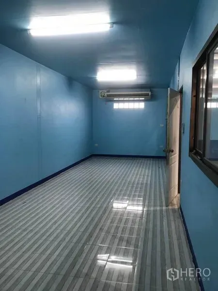 Warehouse for rent in Khlong Luang, Pathum Thani - Air-conditioned office room with glossy tiled floor, bright fluorescent lighting and side window.