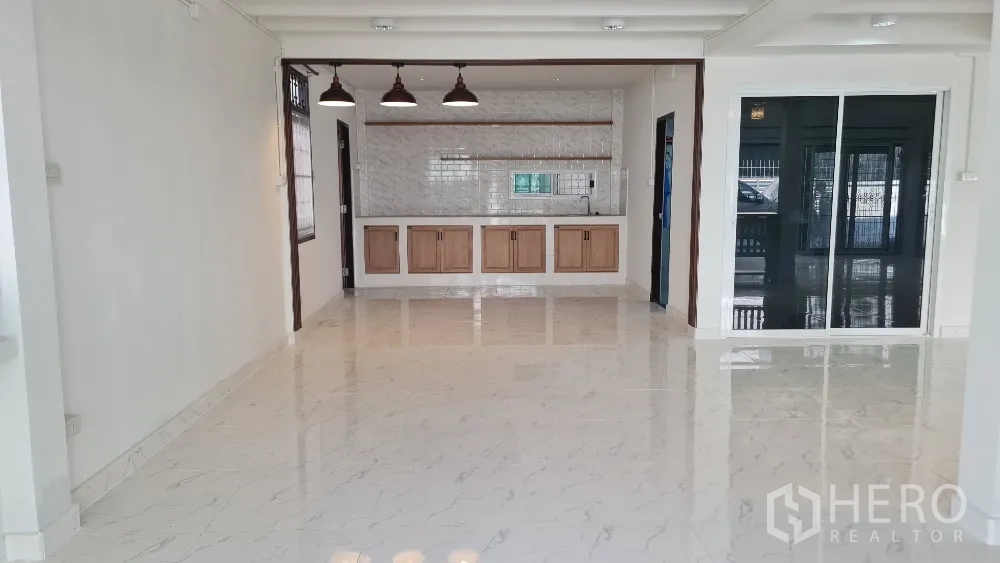 独栋房屋 for rent in Lat Phrao, Bangkok - 封闭式泰式厨房，墙面贴砖，内置台面、水槽与木质柜。