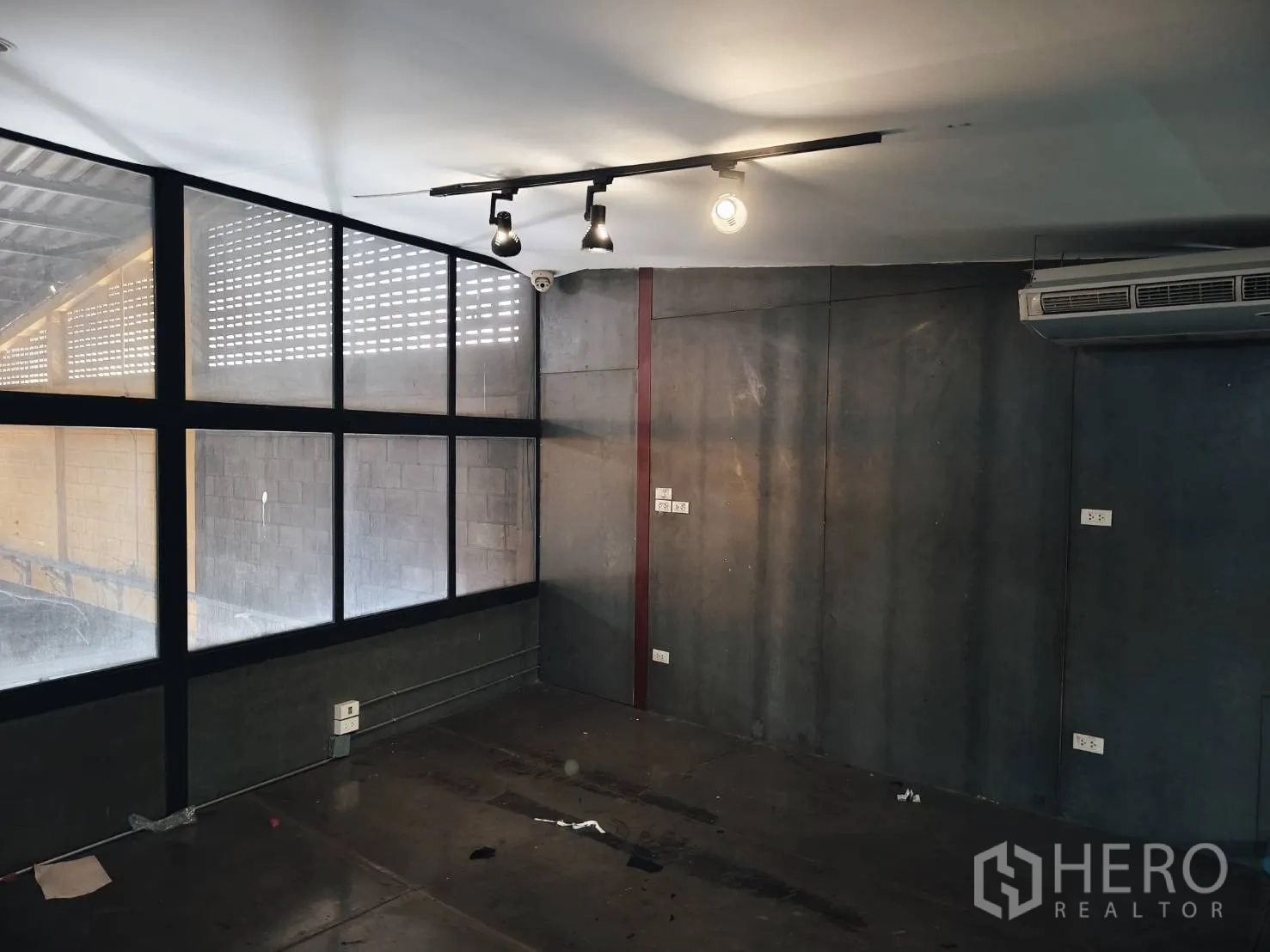 Warehouse for rent in Khlong Toei, Bangkok - Corner office with large windows, track lights and polished dark floor.
