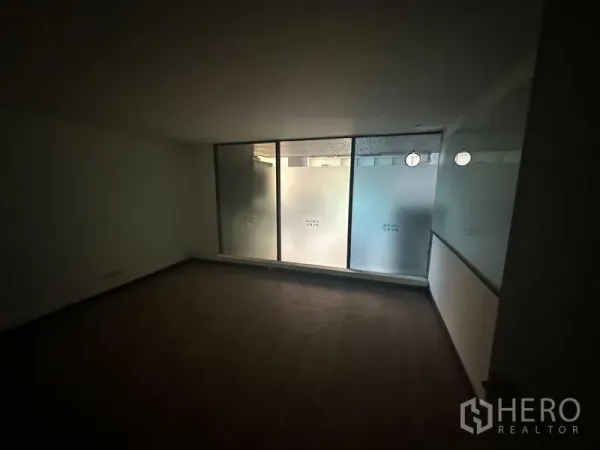 办公空间 出租在Khlong Toei, Bangkok - 带大面积磨砂窗的会议室，光线柔和。