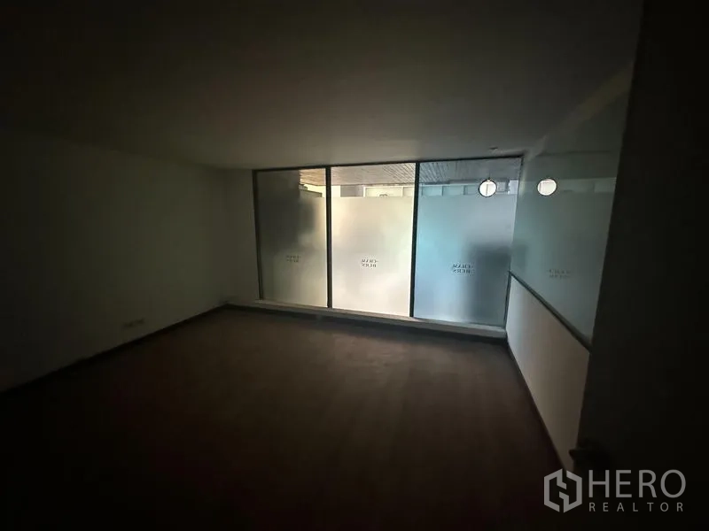 办公空间 出租在Khlong Toei, Bangkok - 带大面积磨砂窗的会议室，光线柔和。