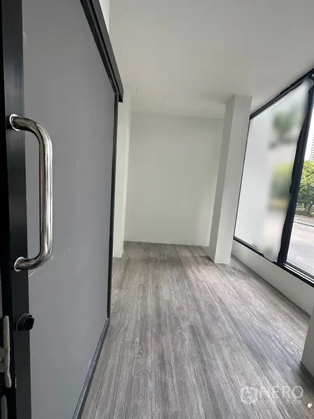 Retail Space for rent in Bang Rak, Bangkok - Narrow storefront zone with glass door handle and street‑facing windows.