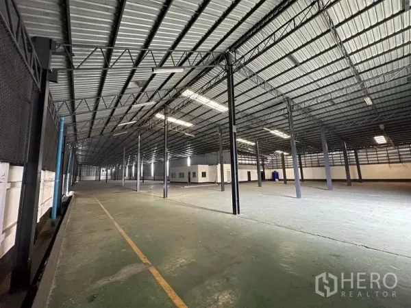 คลังสินค้า ให้เช่าในKhan Na Yao, Bangkok - พื้นที่จัดเก็บกว้าง หลังคาทรัสเหล็ก มีเส้นไกด์ทางเดิน และออฟฟิศภายใน