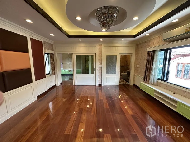 Detached House for sale in Lam Luk Ka, Pathum Thani - Primary suite with feature ceiling, sliding doors to ensuite