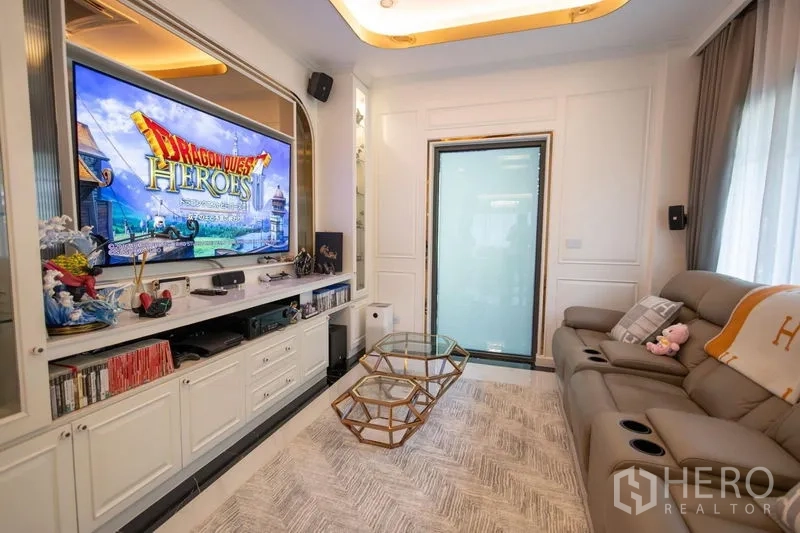 บ้าน ขายในPak Kret, Nonthaburi - ห้องดูหนังส่วนตัว โซฟารีไคลเนอร์ ทีวีจอใหญ่ และโต๊ะกระจกคู่
