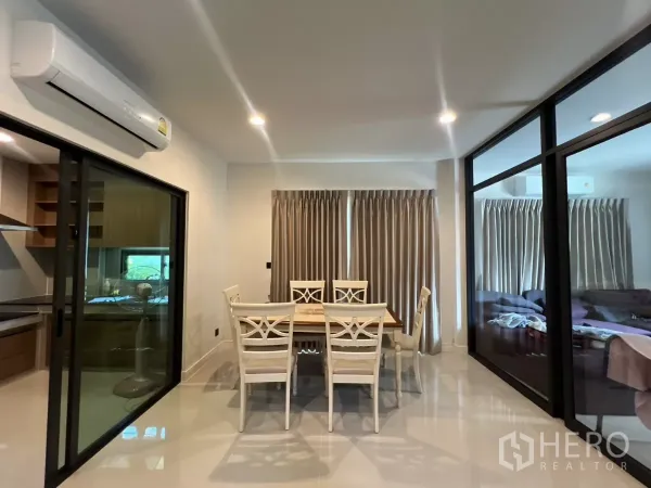 Detached House for rent in Bang Kapi, Bangkok - Bright dining area with glass partitions adjoining a closed kitchen in a contemporary layout.