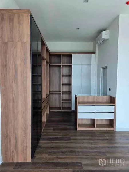 独立式住宅 出租在Bang Phli, Samut Prakan - 步入式衣帽间，木质柜体与中央岛台。