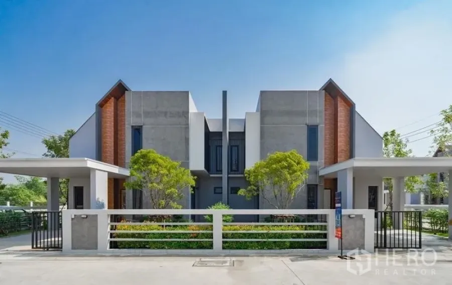 Detached House for sale in Lam Luk Ka, Pathum Thani - Modern loft-style house facade with landscaped front garden and gated entry in Lam Luk Ka.