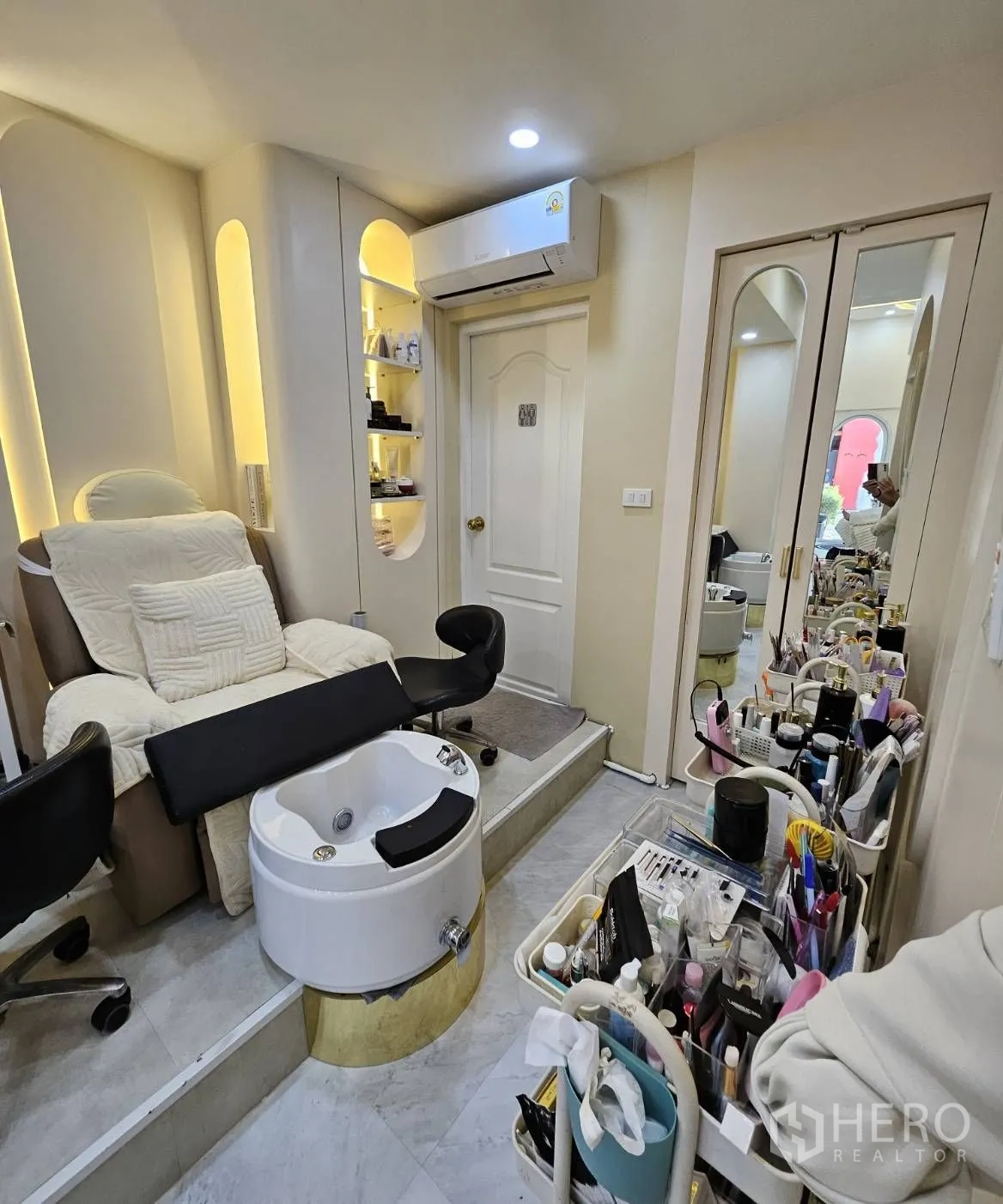 Retail Space for rent in Watthana, Bangkok - Pedicure station with basin, wall shelves, mirrored closet and air conditioning.