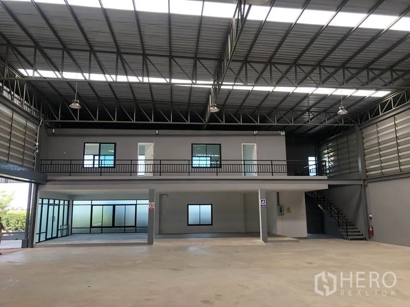 工厂 出租或出售在Bang Bo, Samut Prakan - 宽敞仓储大厅，带夹层办公室，净高约8米。