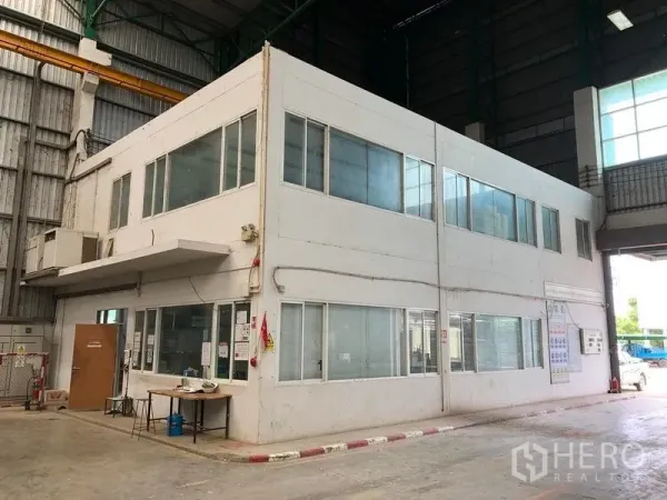 Factory for rent or sale in Lat Lum Kaeo, Pathum Thani - Two‑storey internal office block with large windows inside the factory hall.