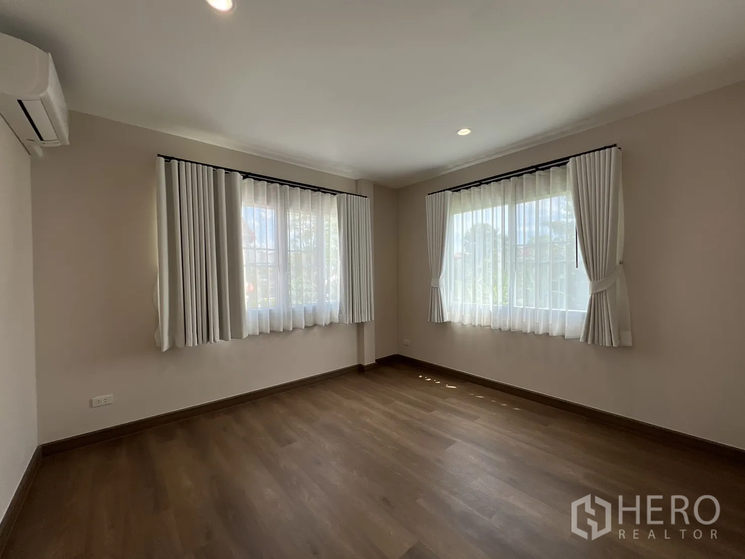 Detached House for rent in Mueang Samut Prakan, Samut Prakan - Modern bathroom with tub, toilet and vanity.