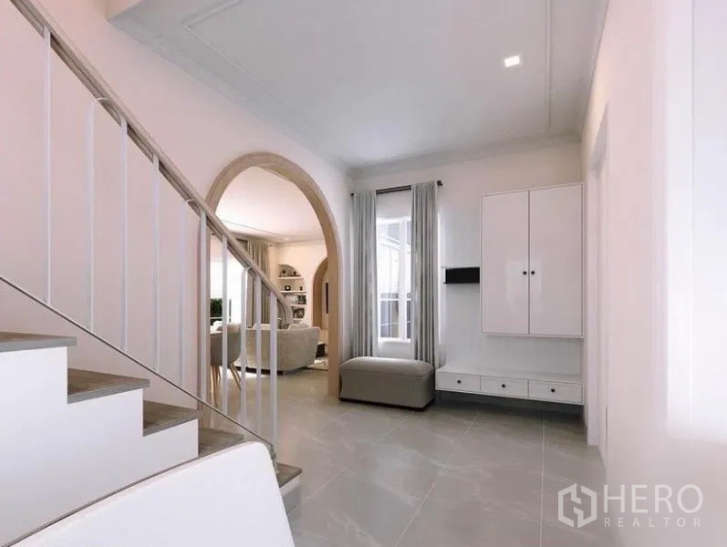 Detached House for rent in Bang Phli, Samut Prakan - Bright entry hall with staircase, arched doorway and built-in storage leading to the living area.