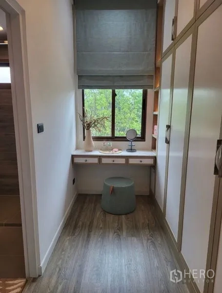 Detached House for rent in Bang Kapi, Bangkok - Walk-in wardrobe corridor with built-in closets and a window-side vanity.