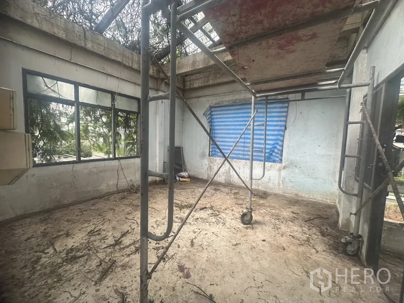 办公空间 出租 - 半开放房间有脚手架，准备翻新