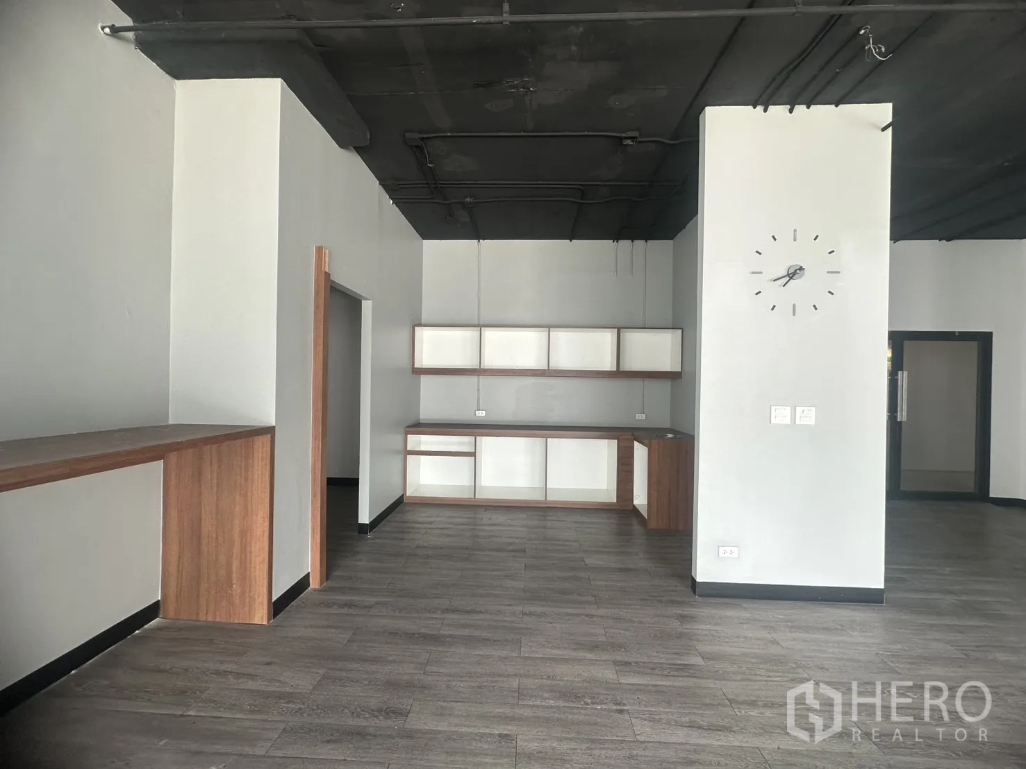 Office Space for rent in Khlong Toei, Bangkok - Pantry and storage area with built‑in cabinets and a wall clock inside the office.