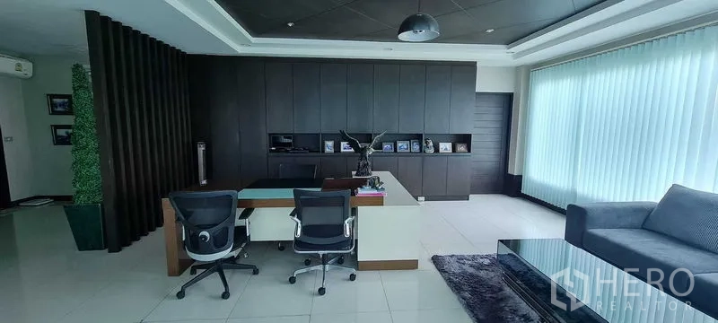 Warehouse for rent or sale in Bang Phli, Samut Prakan - Glass-walled meeting room with long table and built-in display shelving.