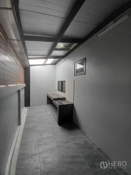 Retail Space for rent in Khlong Toei, Bangkok - Covered service area with tiled floor and built-in counter with sink.