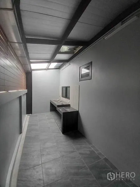 Retail Space for rent in Khlong Toei, Bangkok - Covered service area with tiled floor and built-in counter with sink.