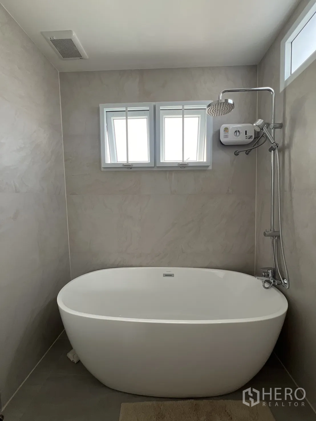Detached House for rent in Mueang Samut Prakan, Samut Prakan - Bathroom vanity with mirror and toilet in neutral tones.