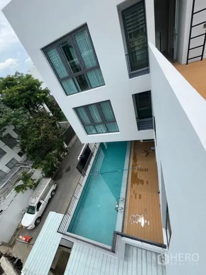 Townhouse for rent in Khlong Toei, Bangkok - Another view of the private swimming pool beside the townhouse.