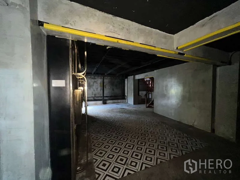 店屋 出租 - 半完工房间，几何地砖与混凝土墙。