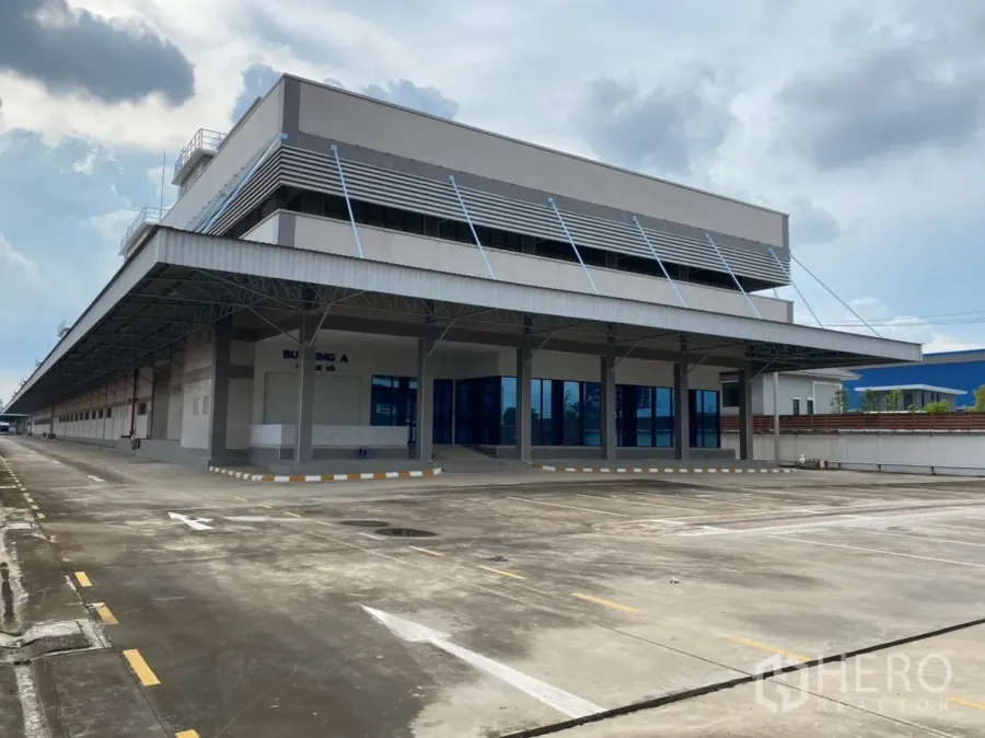 Warehouse for rent in Lat Krabang, Bangkok - Modern two-storey logistics warehouse with wide covered loading dock and large truck court in Lat Krabang.