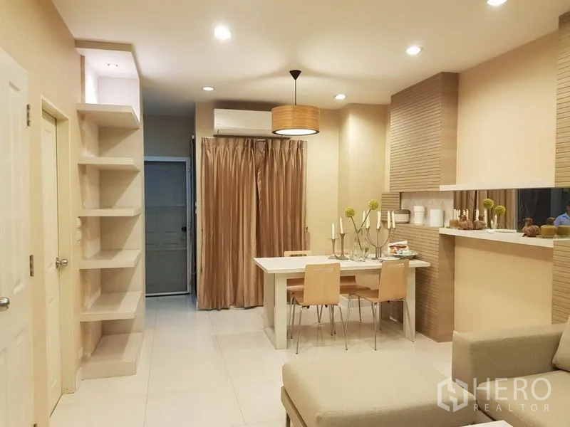 Townhouse for rent in Phra Khanong, Bangkok - Bright dining space with pendant light, built-in shelving and air conditioning.