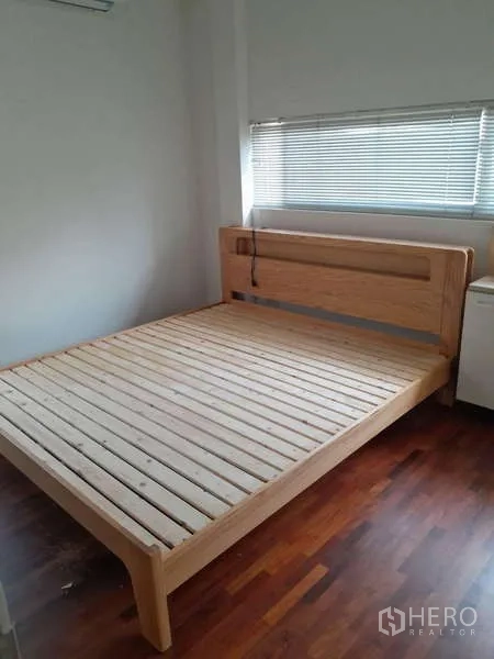Detached House for rent in Bang Kruai, Nonthaburi - Bedroom corner featuring a wooden slat bed and horizontal blinds.