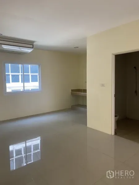 Home Office for rent in Yan Nawa, Bangkok - Bright upper-floor room with a window, air conditioner, built-in counter and adjacent bathroom.
