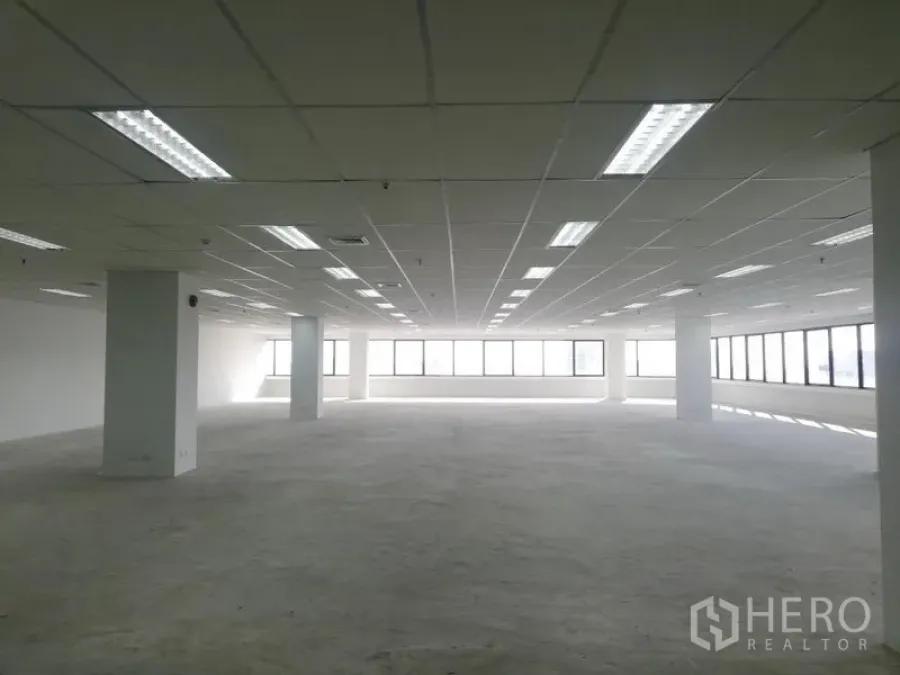 办公空间 出租在Watthana, Bangkok - 超大毛坯办公室空间，长条灯照明与环幕窗户，便于自由布局。