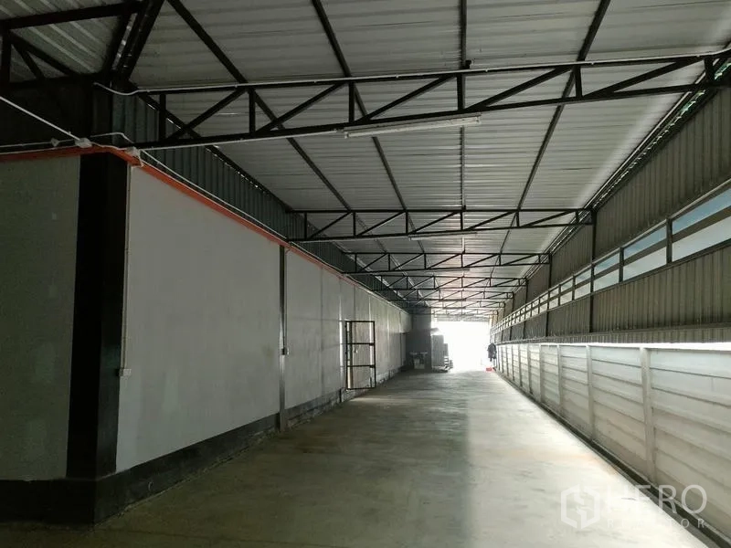 Factory for rent in Ban Phaeo, Samut Sakhon - Covered loading bay with high roof and drive-through access.