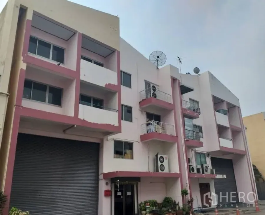 工厂 出售在Khlong Luang, Pathum Thani - 工厂外立面另一角度，可见阳台与卷闸口。