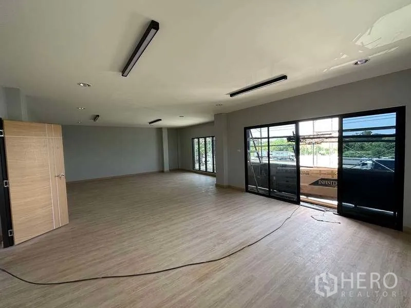 工厂 出售在Khlong Luang, Pathum Thani - 采光良好的办公室，落地推拉门通向阳台，木纹地板。