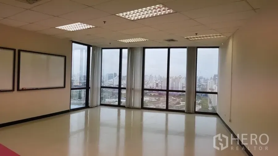 Office Space for rent in Din Daeng, Bangkok - Corner office with large windows, whiteboards and Bangkok skyline views.