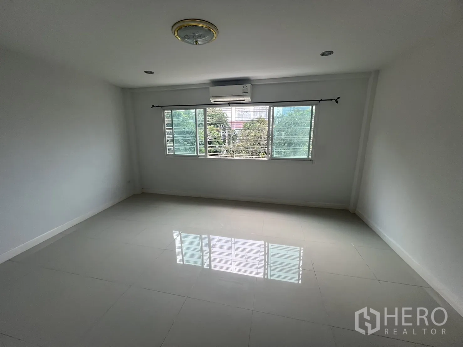 带办公室的家 出租在Khlong Toei, Bangkok - 明亮卧室，大窗、空调与亮面地砖。