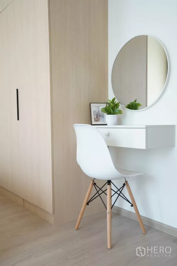 Townhouse for rent in Bang Phli, Samut Prakan - Minimal dressing corner with round mirror, white chair and potted plant