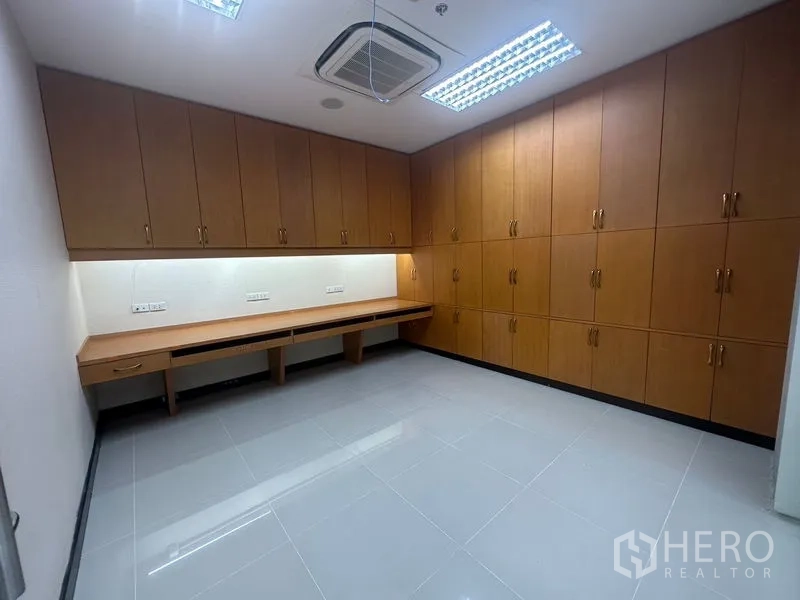 Office Space for rent in Suan Luang, Bangkok - Private workroom fitted with full-height cabinets and built-in desk