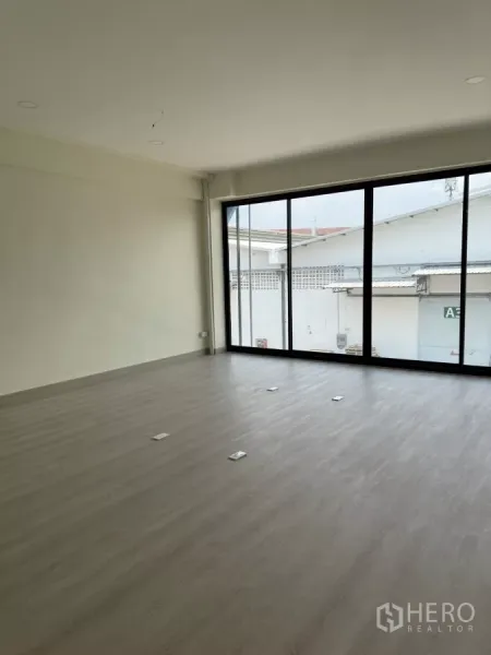货栈 出租在Suan Luang, Bangkok - 采光良好的办公室，整面落地推拉窗