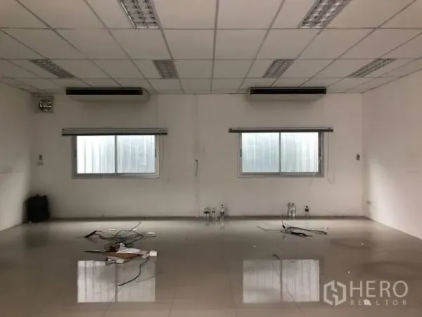 地 出租在Phra Khanong, Bangkok - 空置办公室，瓷砖地面、吊顶灯具与壁挂式空调。