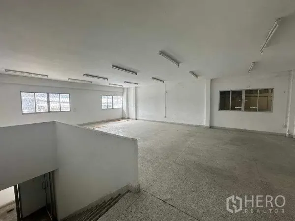 โรงงาน ให้เช่าในNonthaburi - สำนักงานชั้นบนกว้าง โปร่งแสงจากหน้าต่าง ติดไฟเพดาน พร้อมปรับแต่งการใช้งาน.