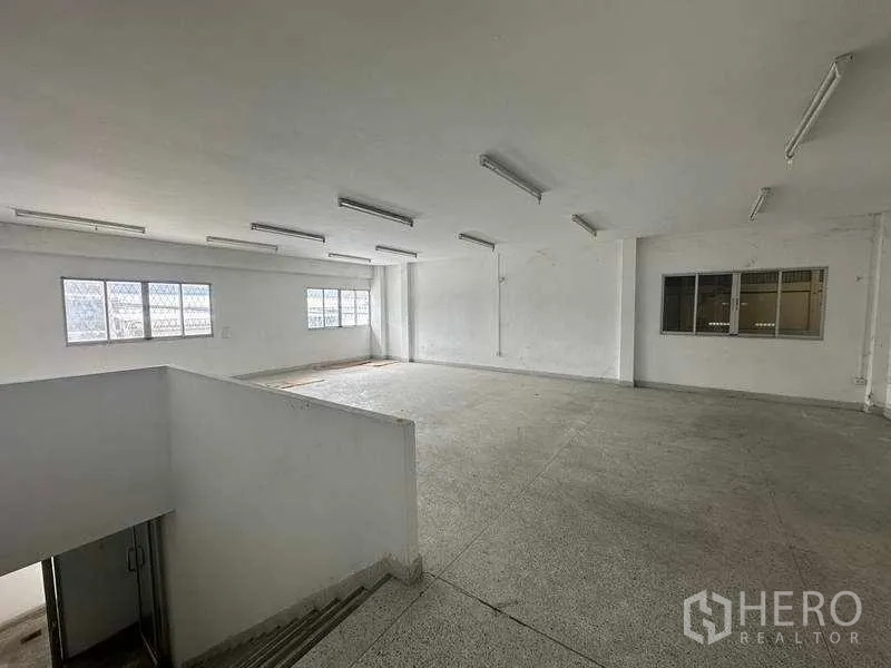โรงงาน ให้เช่าในNonthaburi - สำนักงานชั้นบนกว้าง โปร่งแสงจากหน้าต่าง ติดไฟเพดาน พร้อมปรับแต่งการใช้งาน.