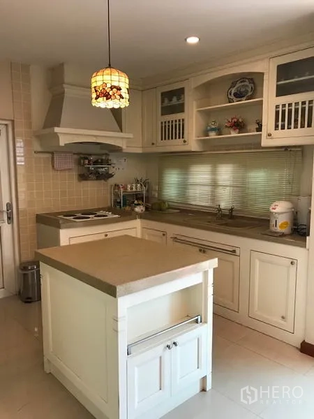 บ้าน ขายในPak Kret, Nonthaburi - ครัวสไตล์คันทรี เคาน์เตอร์ไอแลนด์ เครื่องดูดควัน และชั้นเปิด