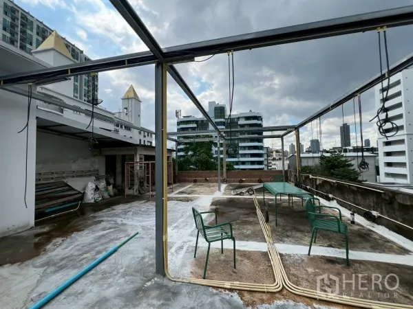 Retail Space for rent in Watthana, Bangkok - Steel canopy frame and exposed wiring on a spacious rooftop ready for fit-out.