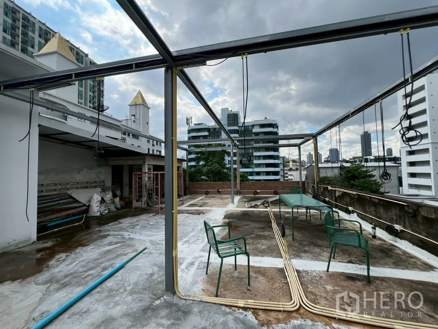 Retail Space for rent in Watthana, Bangkok - Steel canopy frame and exposed wiring on a spacious rooftop ready for fit-out.