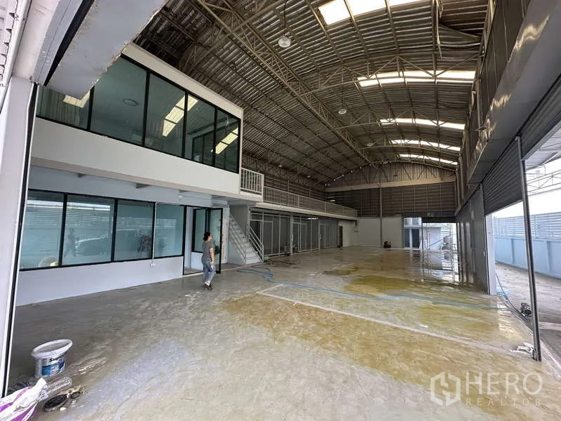 货栈 出租在Pak Kret, Nonthaburi - 仓库内部高挑拱形屋顶，设天窗与玻璃办公室