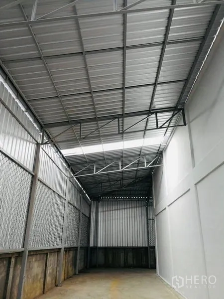 货栈 出租或出售在Bang Phli, Samut Prakan - 侧向装卸区，金属屋顶与网状通风墙，便于货物处理。