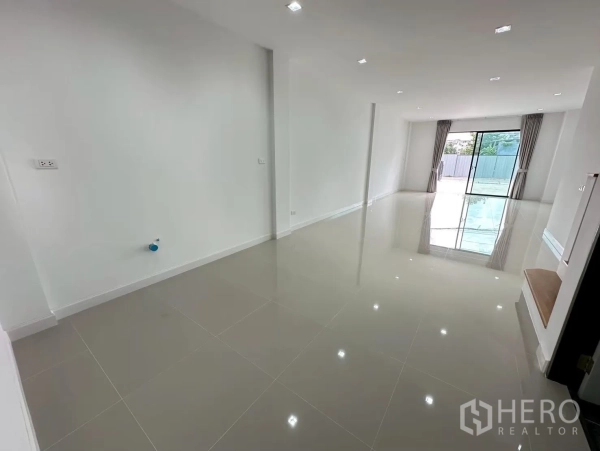 Home Office for rent in Lat Phrao, Bangkok - Deep open hall with polished tile flooring and large front glass doors.